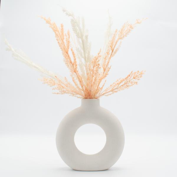 ESPIGAS. FLORERO CON AGUJERO BEIGE